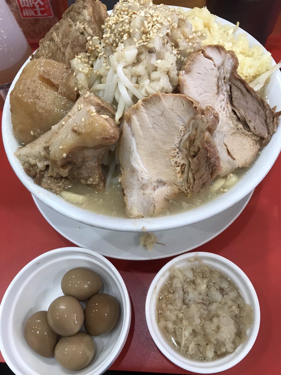 ehYC3Dxc80go7YU's tweet photo. あいすべきものすべてに　高井田　塩豚ラーメン　ウズラ　鰹節　N cm Y A K     平日限定の塩をいただきました😊　スープが良くカラメマシマシに　ストレートプリツル麺めっちゃ美味しかったです 😋　はんぺんアブラ豚🐷トロトロ😆　鰹節めっちゃ合います　美味しくいただきました　ご馳走さまでした♪ https://t.co/caHkrVAiYR
