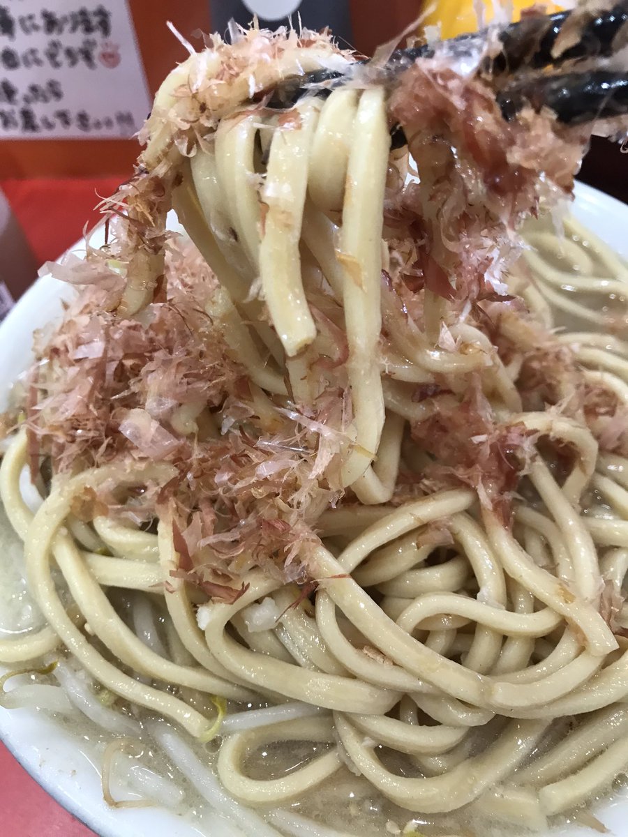 ehYC3Dxc80go7YU's tweet photo. あいすべきものすべてに　高井田　塩豚ラーメン　ウズラ　鰹節　N cm Y A K     平日限定の塩をいただきました😊　スープが良くカラメマシマシに　ストレートプリツル麺めっちゃ美味しかったです 😋　はんぺんアブラ豚🐷トロトロ😆　鰹節めっちゃ合います　美味しくいただきました　ご馳走さまでした♪ https://t.co/caHkrVAiYR