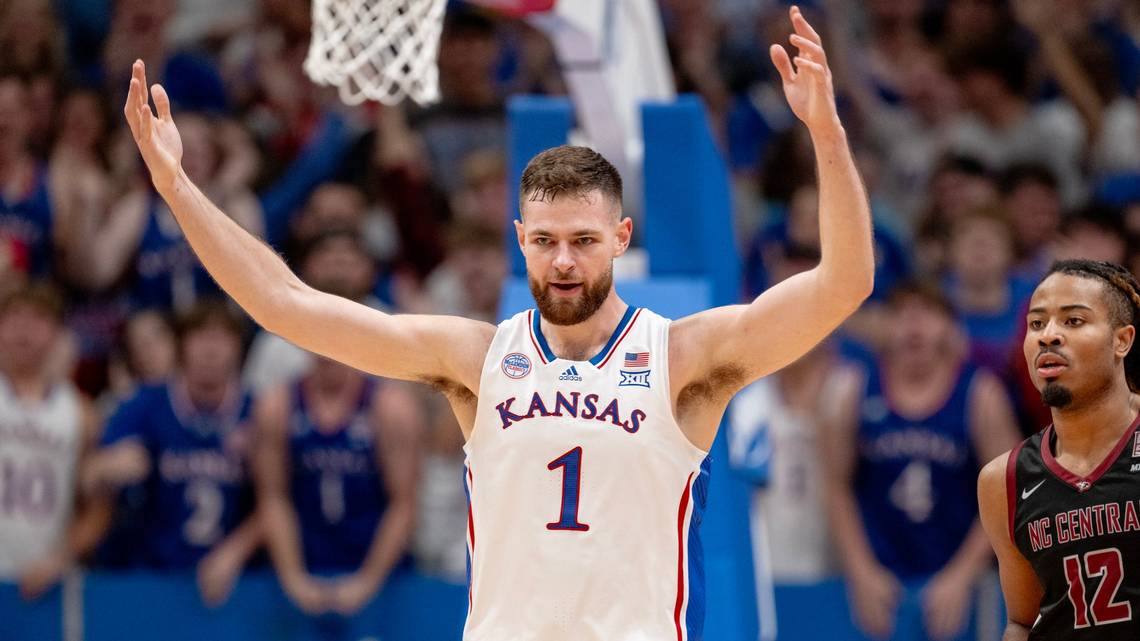 Hunter Dickinson against No. 17 Kentucky:

27 PTS, 21 REB, 3 STL, 8-12 FG, 1-2 3PT, 10-11 FT

#kubball #RockChalk