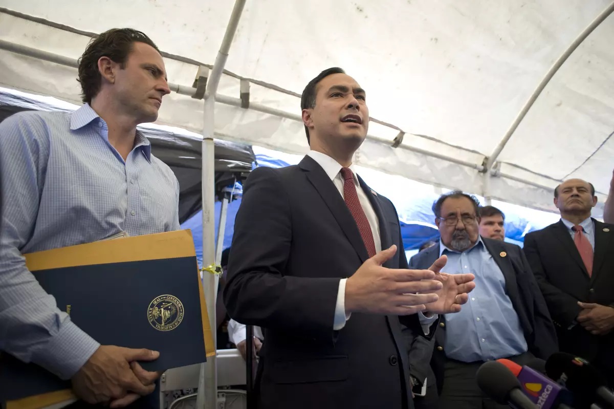 Congresistas demócratas de EE.UU. presentó este martes un proyecto de ley que busca controlar el tráfico de armas de fuego y municiones a través de la frontera de E. U. con México.
La iniciativa, titulada ‘Desarmar a los carteles’ instruye al Departamento de Seguridad Nacional