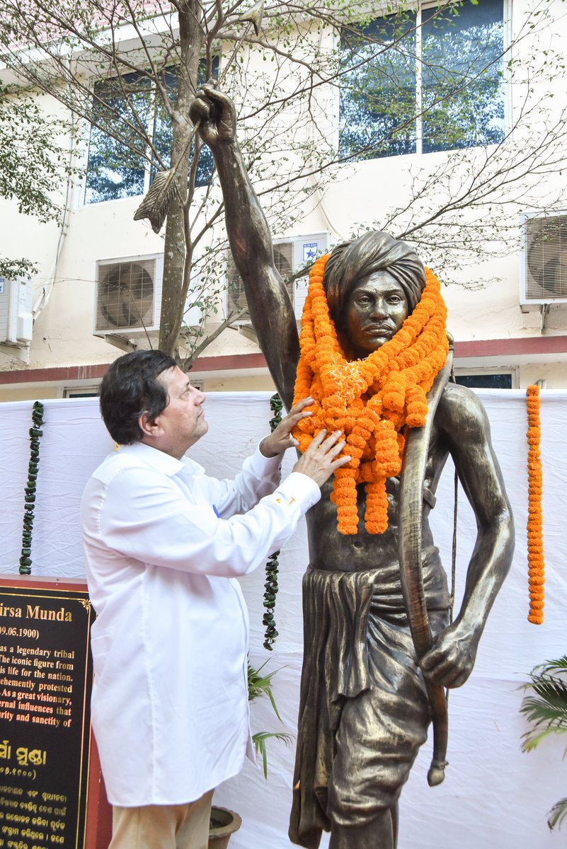 Paying homage to Bhagwan #BirsaMunda on his birth anniversary. His courage and dedication to tribal empowerment are unforgettable. We remember and honour this great freedom fighter and revolutionary tribal leader, 'Dharti Aaba', on #BirsaMundaJayanti.