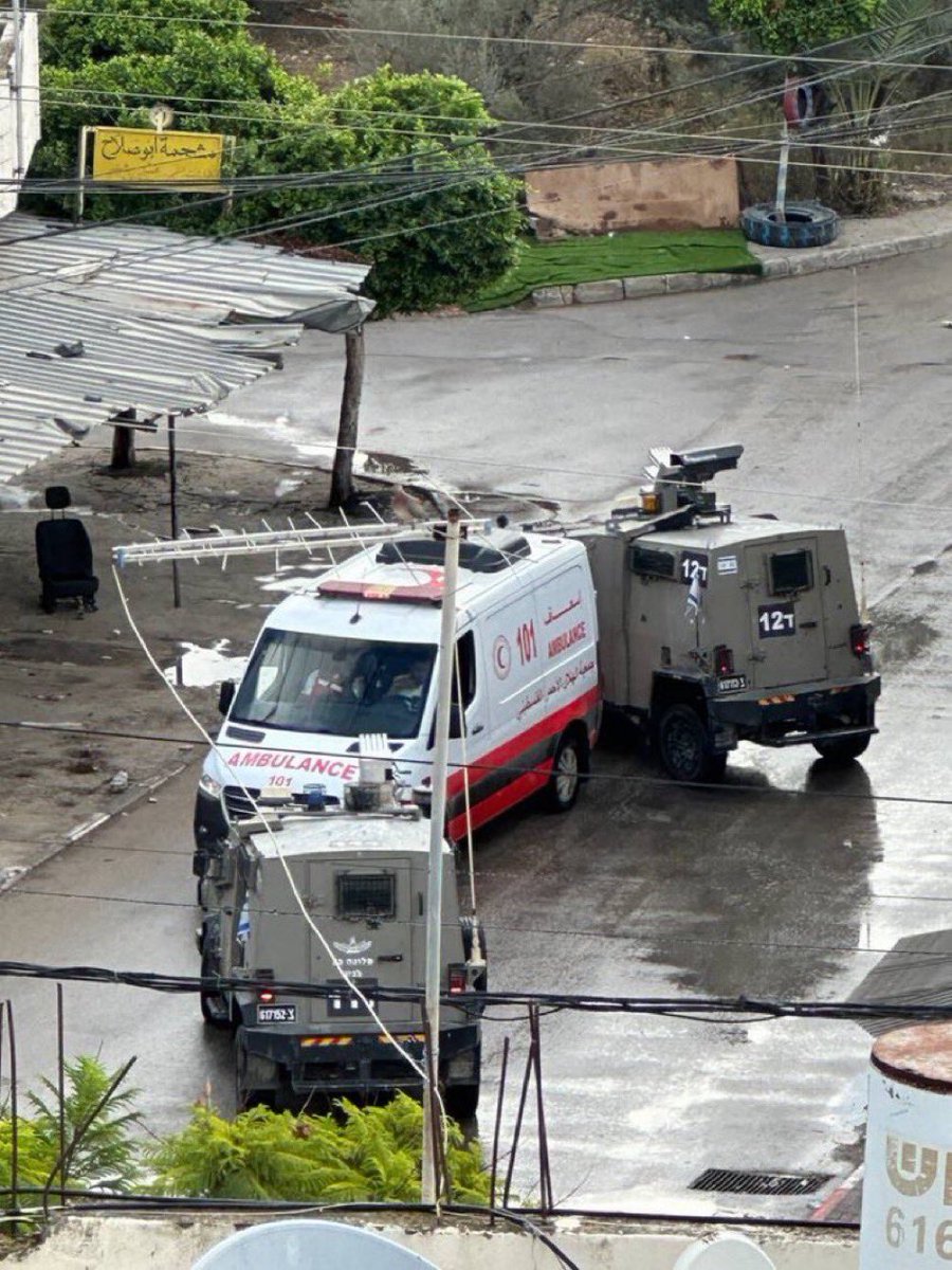 Acid46008647's tweet photo. ISRAELI Forces are currently blocking AMBULANCES from rescuing civilians!
#تركي_الحمد 
#ابو_عبيدة 
#ColdplayJakarta 
#غزة_مقبرة_الدبابات 
#FreePalestineFromIsrael 
#انقذوا_مستشفى_الشفاء 
#Palestine https://t.co/O8O0IpI8sv