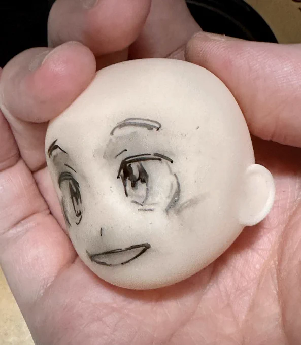 立体の上に顔描くの難しいんじゃが!表面ザラザラしてるから鉛筆乗るかと思ったら全然乗らなくて、これは水性サインペンで描いてる。触ると滲んで汚れる 