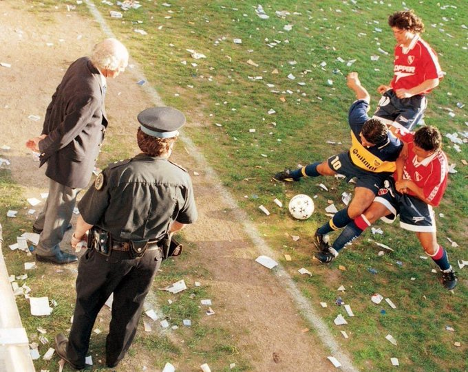 Volve10Riquelme's tweet photo. Riquelme aguantándola en la linea contra 2 del rojo mientras Bianchi mira. 

La foto perfecta 😍 https://t.co/hy6tyP1jiy