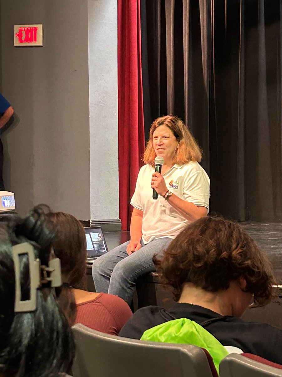 #OpEngageSouthFL was in Hialeah, FL last week where @DEAMIAMIDiv Special Agent in Charge Reuter talked about the dangers of fake pills & other drugs with local students, hosted by Students Working Against Tobacco. Looking for more youth resources? Visit dea.gov/engage/operati…