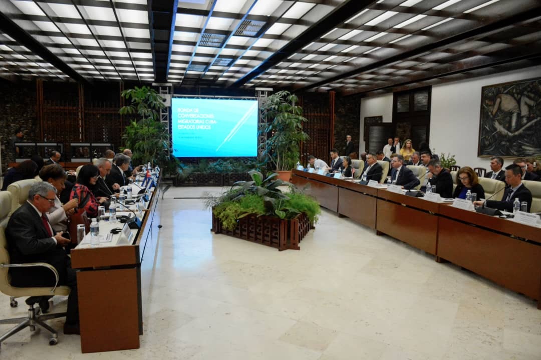 BrunoRguezP's tweet photo. En conversaciones migratorias 🇨🇺🇺🇸, #Cuba reiteró preocupación por medidas estimulan migración irregular q se mantienen vigentes por decisión política del gob. EEUU e instó a cumplir acuerdos migratorios bilaterales en su integralidad y no selectivamente.

https://t.co/0hrnzkdCFu https://t.co/n8p4TLEbk8