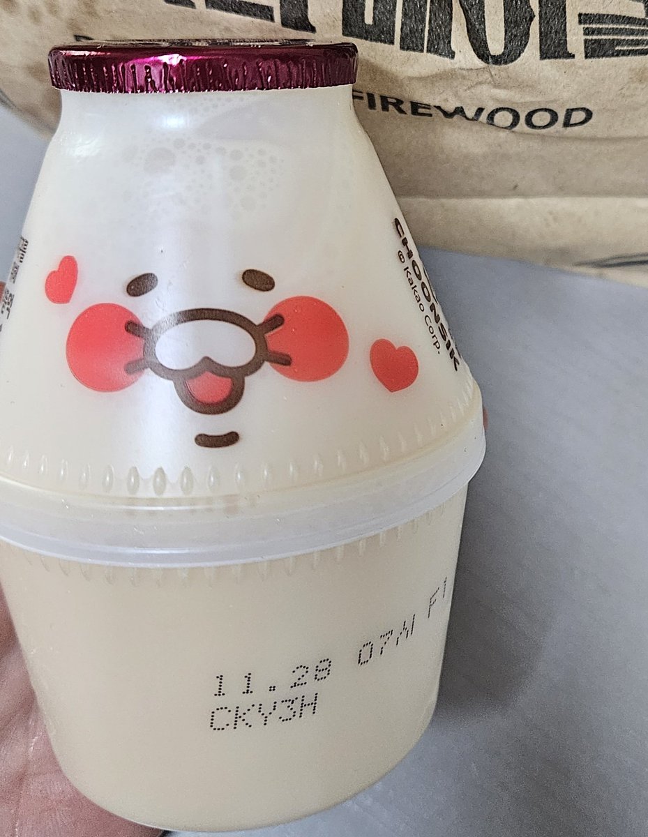glowithstella_'s tweet photo. 구황작물 러버들 모여라! 빙그레에서 고구마맛우유가 나왔대ㅎㅎ 
달긴 엄청 달지만 고구마를 좋아하는 나는 만족!
별 거 아닌데 이런 소소한 것에서 행복을 느낄 수 있더라구. 하루 하루 나를 위한 소확행을 찾아보는 건 어떨까? :) https://t.co/YkbZhdwwHm