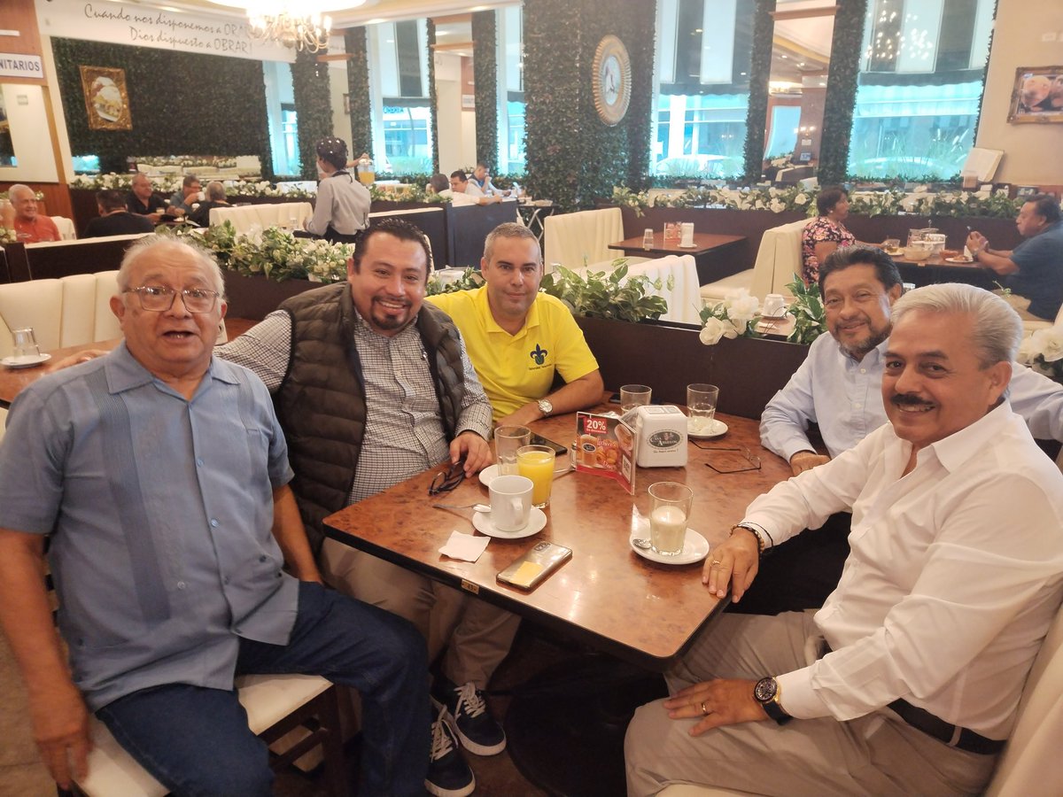 Reunión con los Colegas y amigos del <a href="/COMAPPCancun/">COMAPP</a> para programar #Conversatorio con nuestra #AlmaMater el <a href="/iapqroo/">IAPQROO</a> que preside el Mtro. <a href="/leonpres/">leon lizarraga</a> en el marco del mes del #ServicioPúblico en el Edo de #QuintanaRoo y #45Aniversario del <a href="/iapqroo/">IAPQROO</a> presentes <a href="/RicarGordilloCH/">RicarGordilloChaires</a>
<a href="/alain_ma/">Alain Matos Argüelles</a>