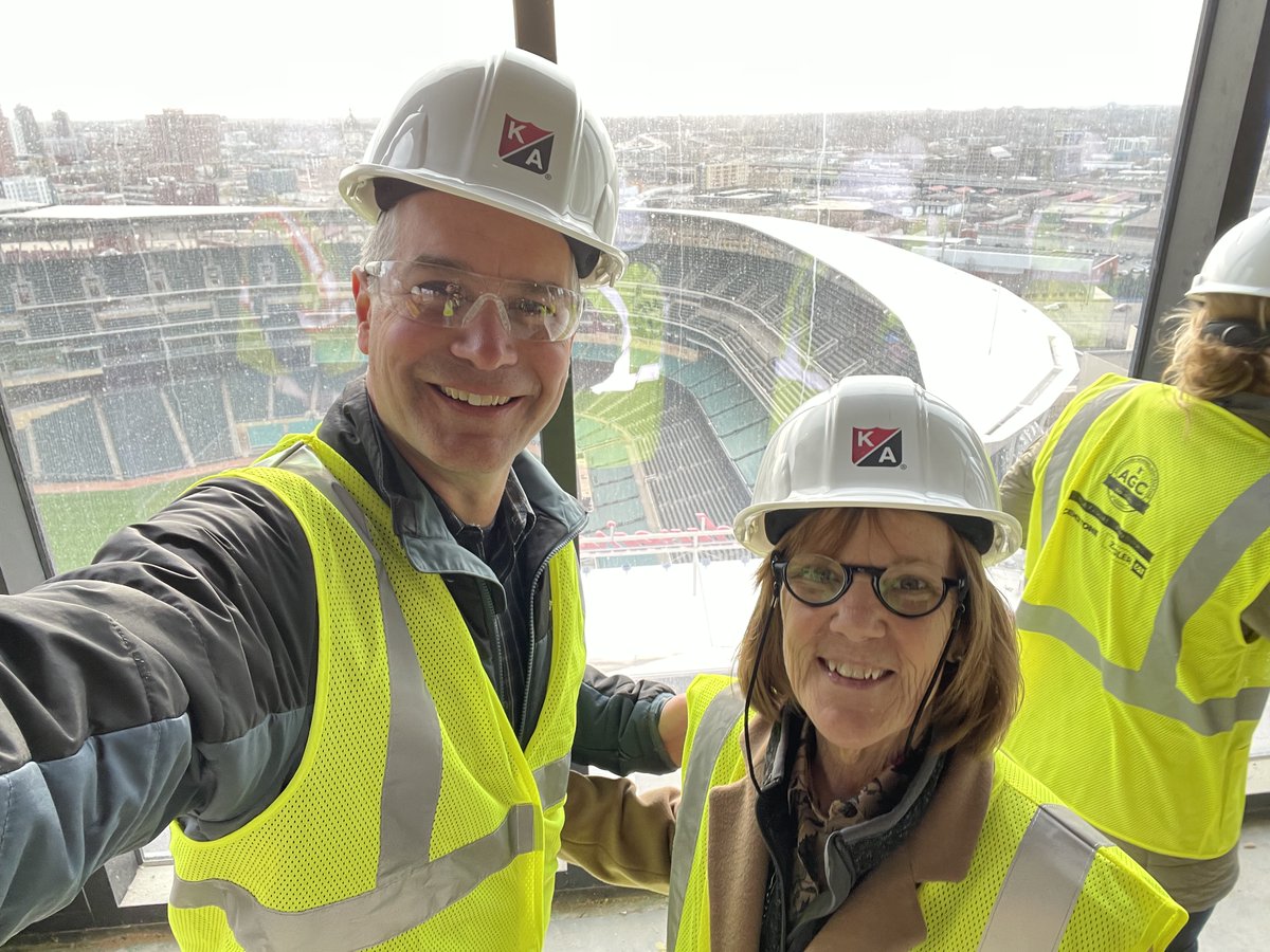 Thank you @AGCofMN for arranging a great tour of North Loop Green mixed-use transit-oriented development (including perhaps the highest sky bridge in MN - maybe US?) Good to see my colleague Rep Perryman at the tour. Too bad it wasn't while the Twins were playing!