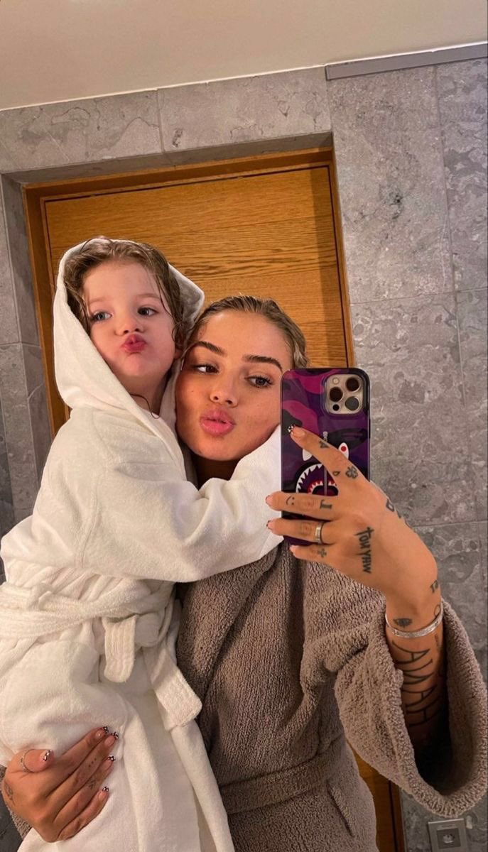 tão vendo essa mulher, não tenho palavras para descrever o meu amor por ela, ela é tudo na minha vida, sempre esteve comigo em todos os momentos, minha tia, minha mamãe do coração, eu amo tanto ela dou minha vida por ela, será para sempre eu e ela, para sempre nós três eu ela rub