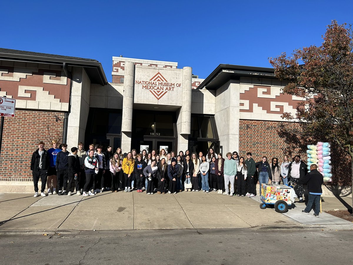 JoriBowen's tweet photo. LCHS AP Spanish students spent the day learning about the Latino culture visiting Pilsen - Murals, Mexican Art, boutiques, bakery & chocolatier, Día de los Muertos
#ExperiencesMatter https://t.co/TLskcIwl8a