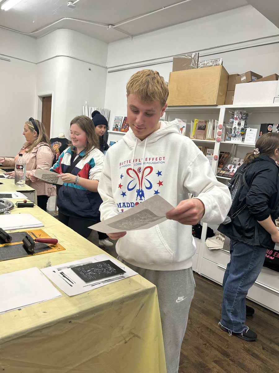 JoriBowen's tweet photo. LCHS AP Spanish students spent the day learning about the Latino culture visiting Pilsen - Murals, Mexican Art, boutiques, bakery & chocolatier, Día de los Muertos
#ExperiencesMatter https://t.co/TLskcIwl8a