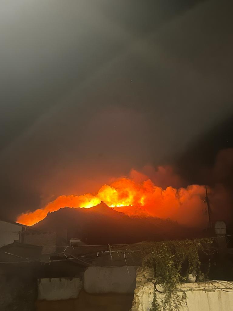 r_a_f_a_fs's tweet photo. Segària, gegant de pedra, unió de pobles al teu voltant... Portem amb els incendis massa i com a resultat les nostres muntanyes es queden grises... Força per a tota la Rectoria i per a aquells que han desallotjat les seues cases... DIÀNIA CONTINUA CREMANT
#diania #IFRàfoldAlmúnia https://t.co/3d59T9AWtj