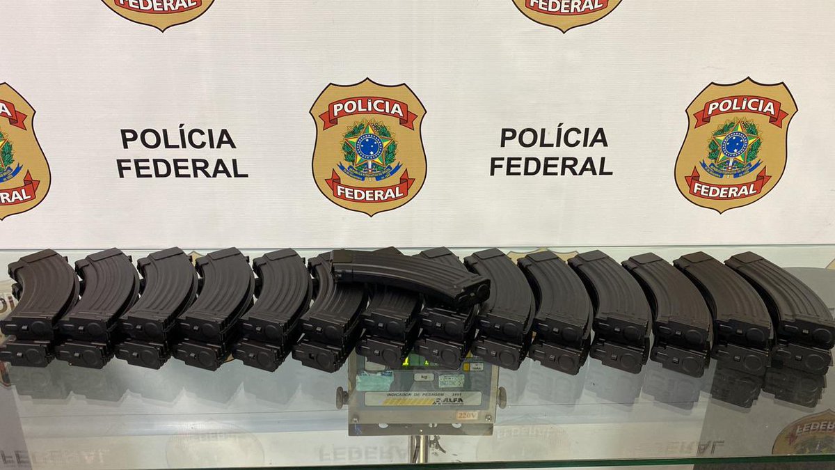 FlavioDino's tweet photo. Policia Federal prende homem com 29 carregadores de fuzil em operação contra o tráfico internacional de armas, via Aeroporto do Galeão.  Agradeço aos parceiros: a Receita Federal, os Correios, o GAECO/MPF, a Força Aérea Brasileira (FAB) e a Força Tarefa Internacional de Combate ao Tráfico de Armas e Munições (FICTA).

A ação ocorreu no bojo do trabalho integrado e de cooperação entre os órgãos que compõem a GLO, iniciada na semana passada para reforçar a fiscalização em diversos portos e aeroportos.

A encomenda, oriunda da Polônia,  continha 29 carregadores de alta capacidade destinados a fuzis modelo AK-47. 

O preso responderá por tráfico internacional de acessórios para armas de fogo, cuja pena varia de 8 a 16 anos de reclusão.