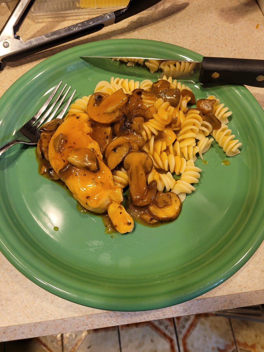 DarKnight131390's tweet photo. My famous homemade skillet chicken marsala with sautéed baby bella mushrooms over rotini pasta 🤤😘😍🥰💜❤️💖 #food #foodies #dinner #chickenmarsala #chicken #mushrooms #rotinipasta #pasta #Italian #Italianfood #Italiano  #twitch #twitchtv #twitchstreamer #smallstreamer #streamer https://t.co/60Am9if8lV