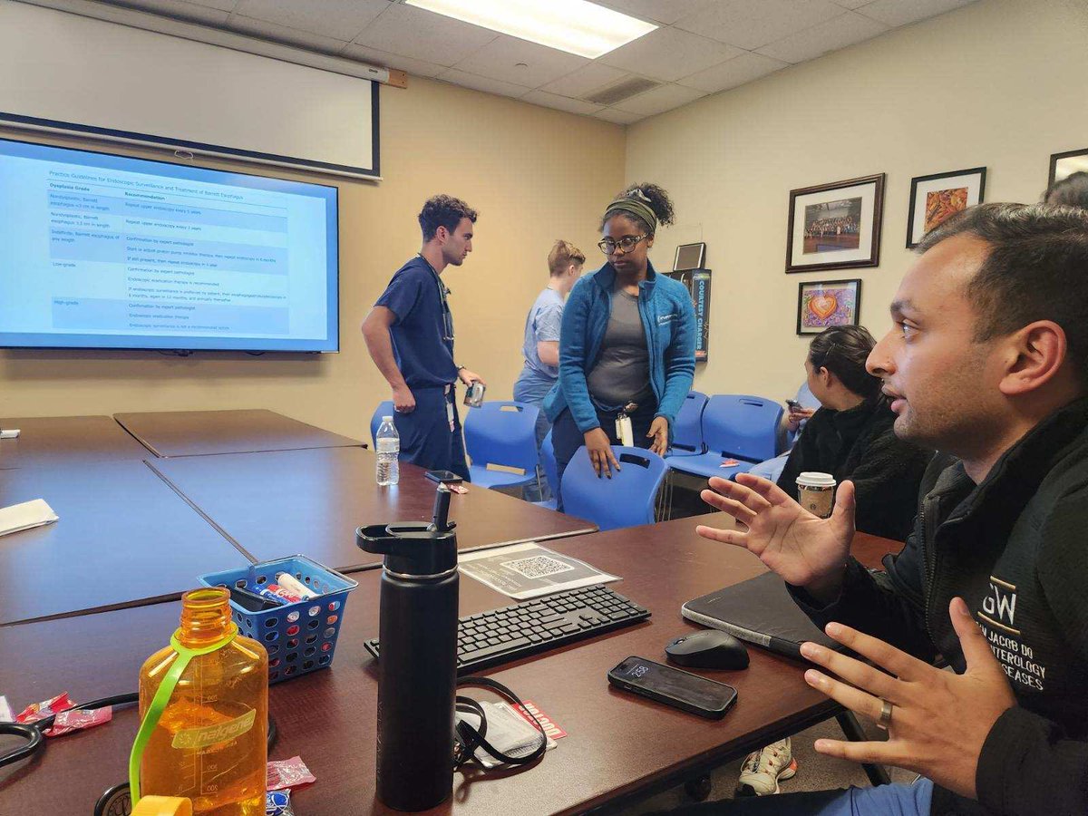 Proud of first year fellow <a href="/AdamMJacob/">Adam M. Jacob, DO</a> finding time to teach the residents amidst a busy week on service! #GWIMres <a href="/GWSMHS/">GW SMHS</a>
