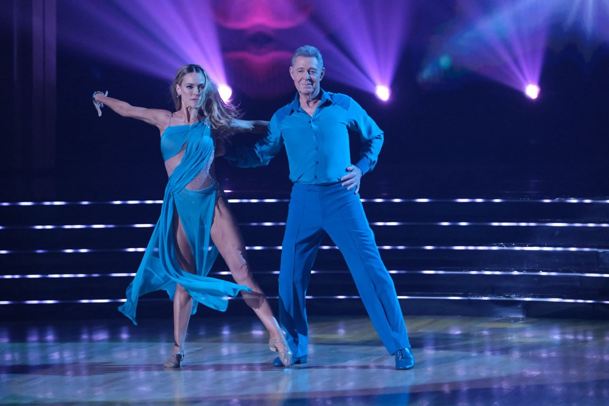.@MrBarryWilliams & @petamurgatroyd left us all wanting more after this #WhitneyHoustonNight Rumba! 🤩 #DWTS