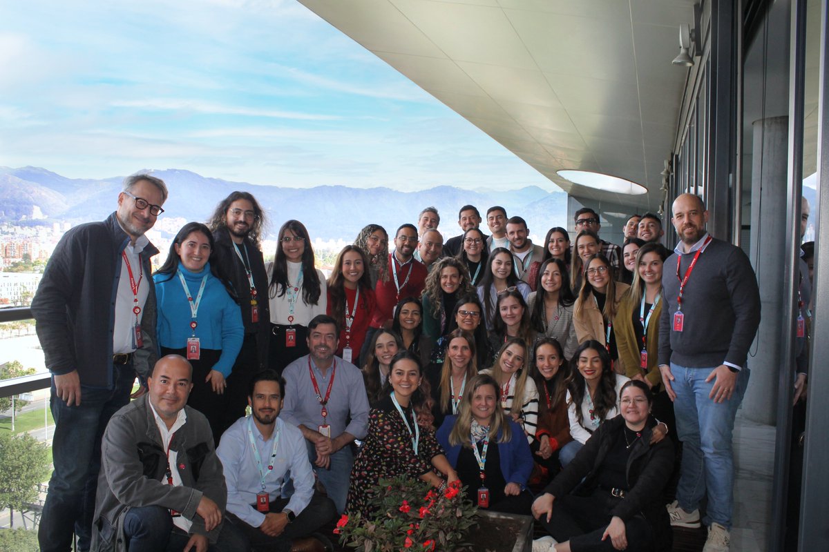 Ya que todo el mundo está posteando un cielo en su galería, les muestro el mío con parte del equipo de cracks que hizo posible que podamos decir que "el cielo es de todos".

GRACIAS EQUIPO 
#elcieloesdetodos