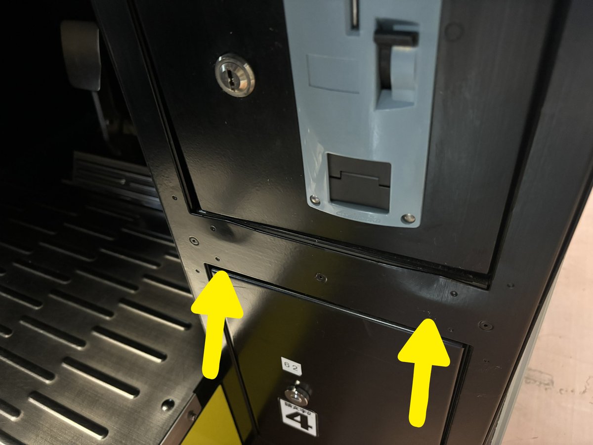 イニシャルDを遊ばれるお客様へ】 コインシューター部分を蹴るのはご遠慮ください。  扉が変形して開かなくなりメンテナンスもできなくなりますのでお願い致します。