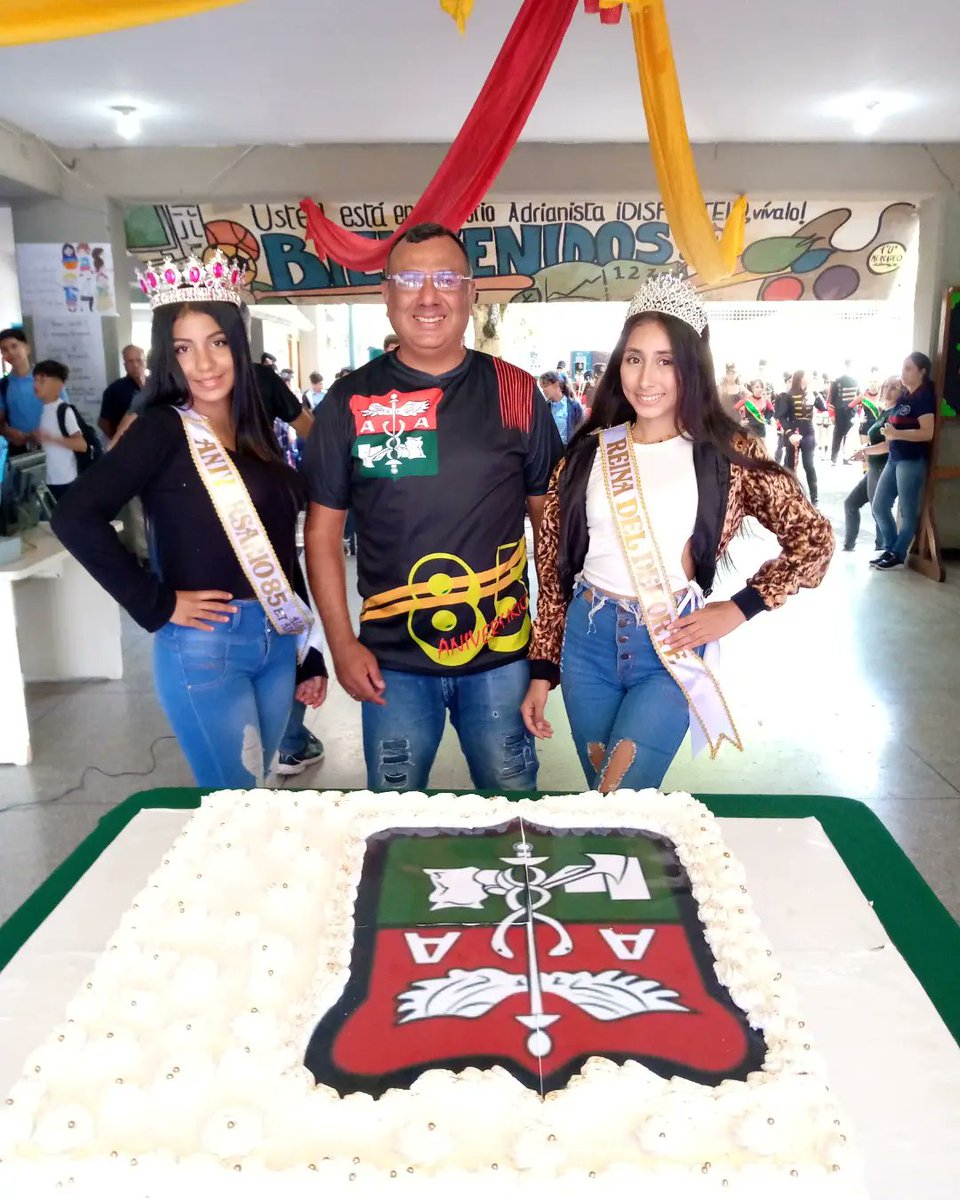 Craetcalberto1's tweet photo. En medio de una gigante y suculenta torta 🎂 la gran familia de  la Escuela Técnica Alberto  Adriani festejo el #14novembre  85 AÑOS de la fundación de la emblemática  Institución 📚📝 https://t.co/Xr3RerMsEP