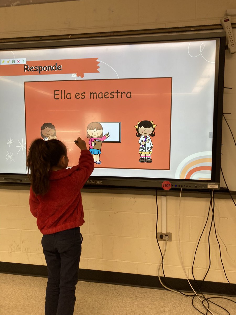 OteachLuisa's tweet photo. …Proud of these first graders reading short sentences. The basic structure of Spanish !! @ParticipateLrng @JGlennEdwardsES #UnitingOurWorld #spanishelective https://t.co/wZ8AvfQECj