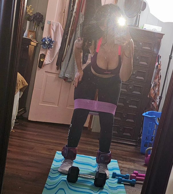 Wanna spot Me later hehe 😉 #workout https://t.co/FG0f95EZOO<a href="/tag/workout"class="tags">#workout</a>