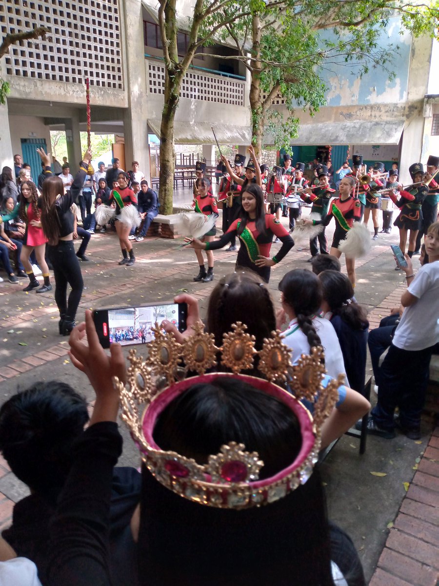 En medio de una gigante y suculenta torta 🎂 la gran familia de  la Escuela Técnica Alberto  Adriani festejo el #14novembre  85 AÑOS de la fundación de la emblemática  Institución 📚📝