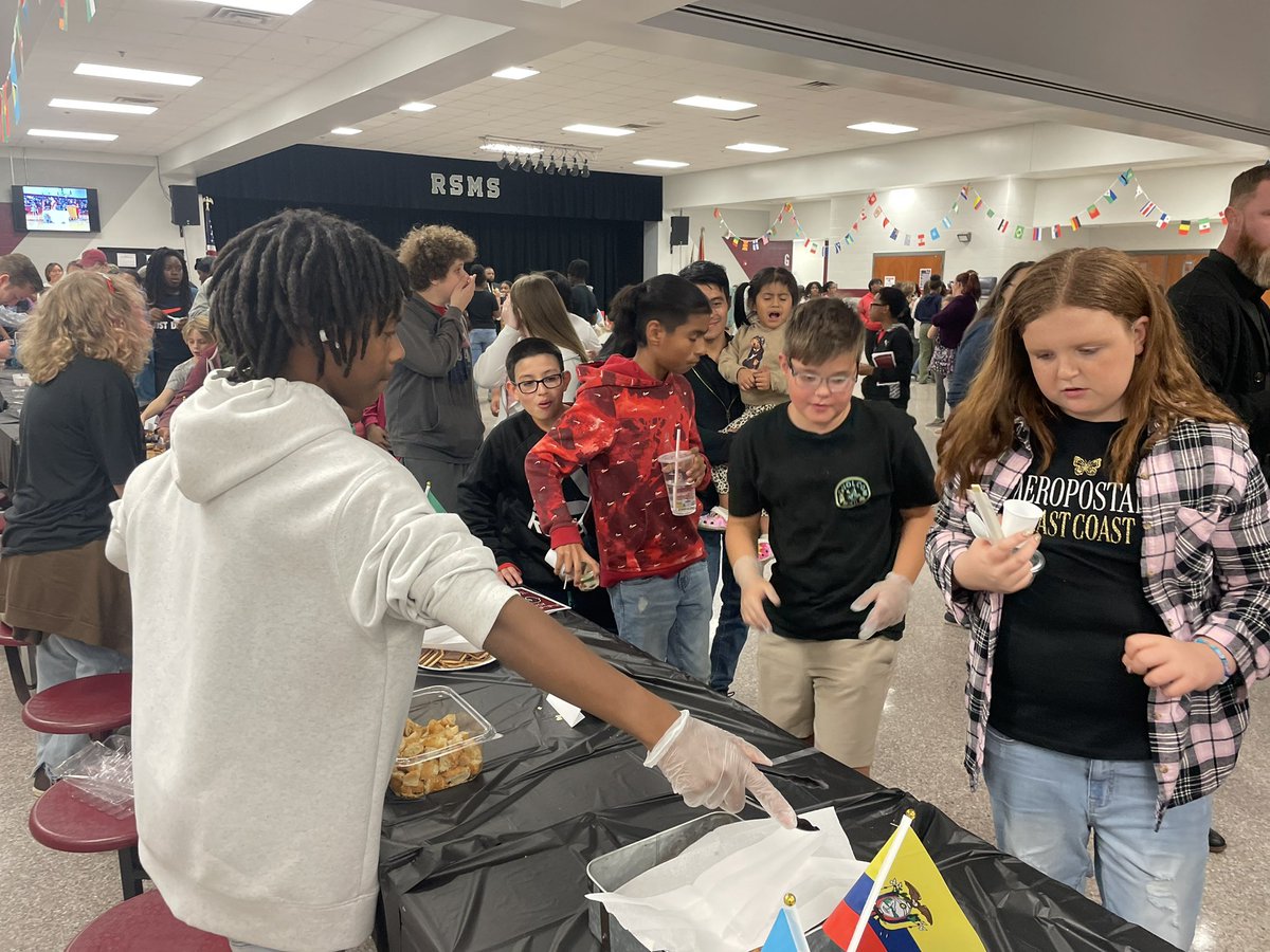 “The beauty of the world lies in the diversity of its people” -Unknown 
What a beautiful night celebrating the diverse cultures that make up Rucker-Stewart Middle School! 
#RSMS
#SumnerAchieves
#MultiCulturalFair
<a href="/RSMS_principal/">RSMSprincipal</a>