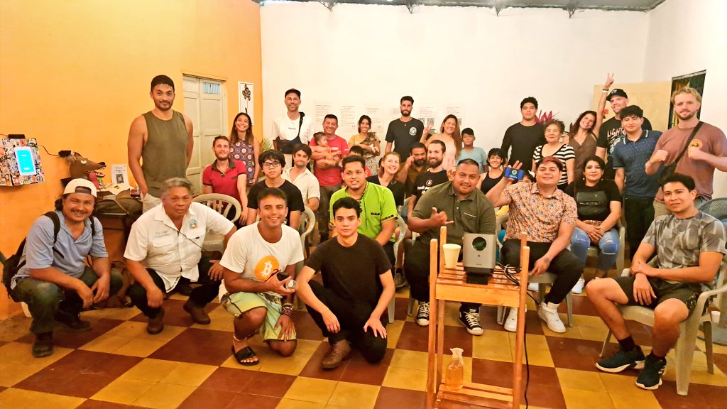 We had a great #bitcoin meet-up in Berlin, El Salvador 🇸🇻
We had local miners, entrepreneurs, educators and travelers sharing stories of how #btc changed their life.
Really bullis on this community. THIS IS NOT AN NGO!
Thank you <a href="/bitrefill/">Bitrefill</a> for sharing gift vouchers 💜💜