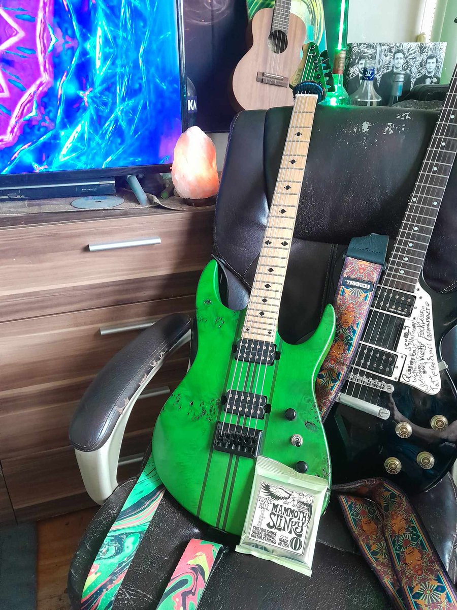 vaporlife94's tweet photo. #fresh strings for #toonsday tonight 8pm Pst @twitch Links in bio #g #guitars #metal #rock #twitchmusic #twitchstreamer #twitchtv https://t.co/grfUFs3r6c