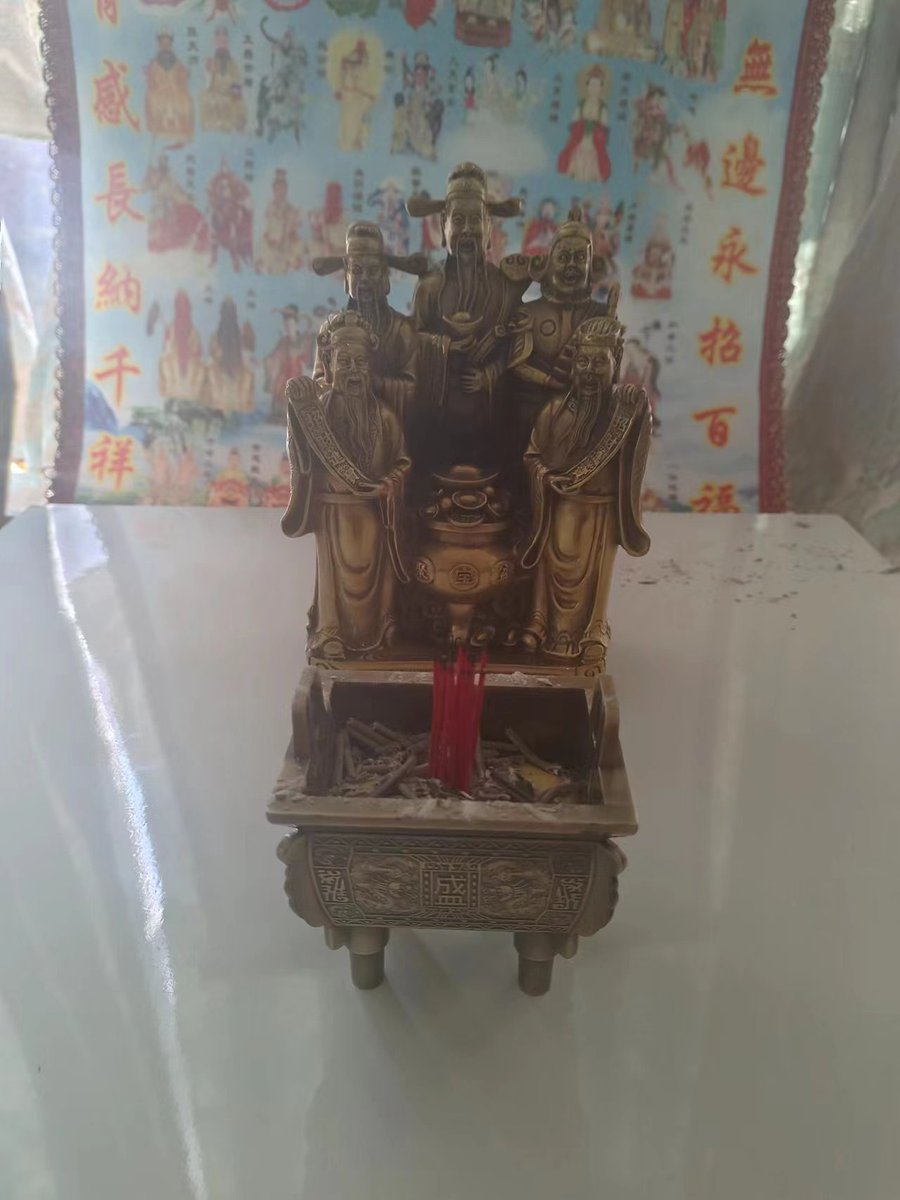 FengshuiZhang's tweet photo. 请财神需要适合自己才能赚大钱，比如全国跑赚钱，这种就是需要五路财神，财神的尺寸大小也很关��，大了财是虚的，小了赚不到钱，按你的八字决定财神尺寸，选对准确的财神定好财位，三个月你就能改变现在的收入��态。 https://t.co/q4CYAYgzEw