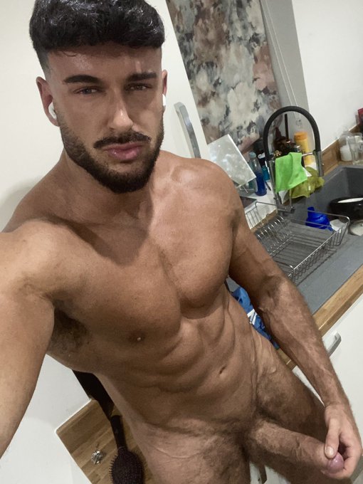 Who wants to come back to mine and use their mouth on me?😈 https://t.co/NymE4zBa7z