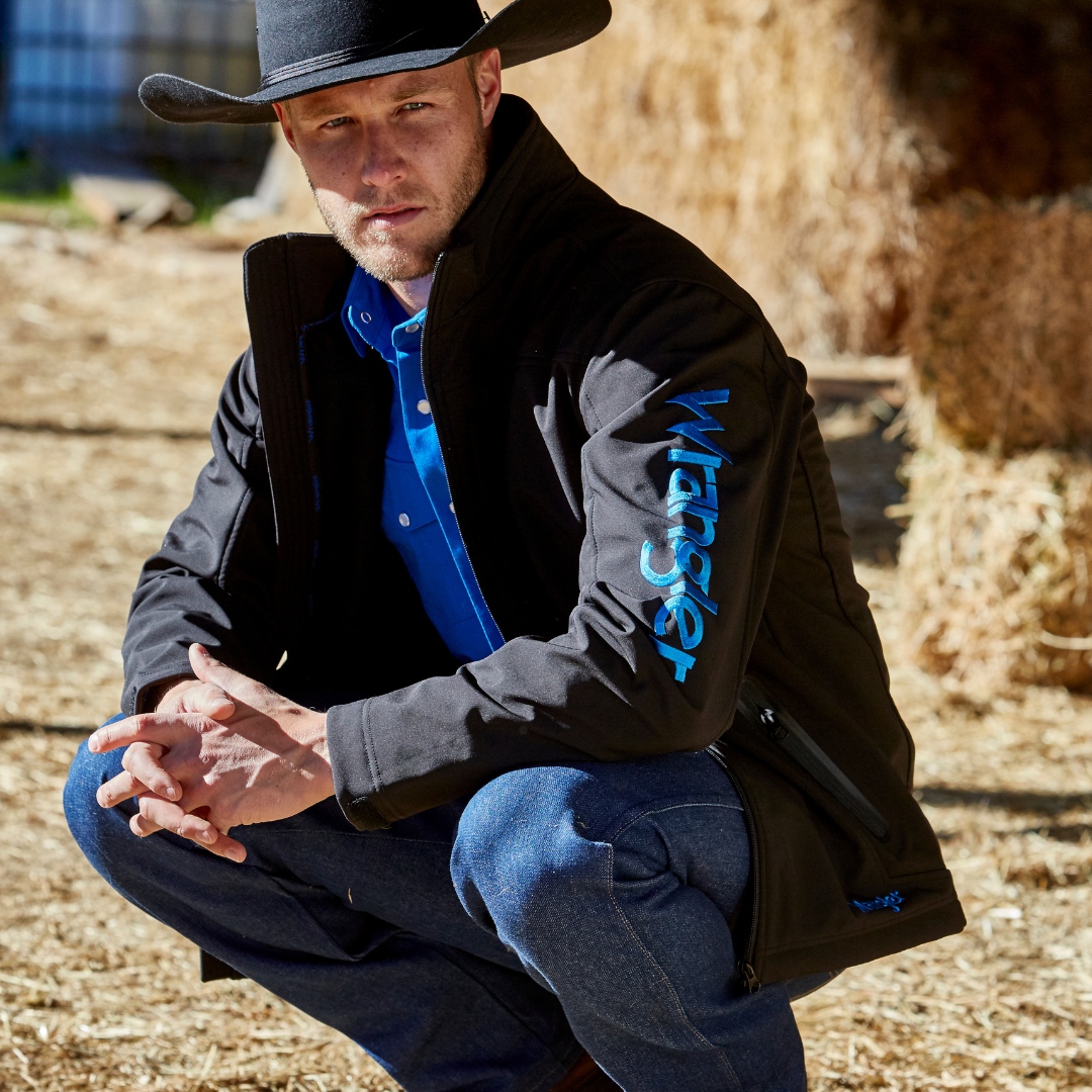 stylishoutbacka's tweet photo. 🚜The Wrangler Mens Softshell Jacket is💦Waterproof,💨Windproof &amp; Breathable🐎with comfy, snug Polar fleece bonded lining, 2 side front+1 chest Phone pockets so you can hear the ring, embroidered Blue Logo on sleeve🌵⁠
🏇Race over to Stylish Outback:⁠
https://t.co/tWNkXUFfsk https://t.co/4iiMdBXzZf