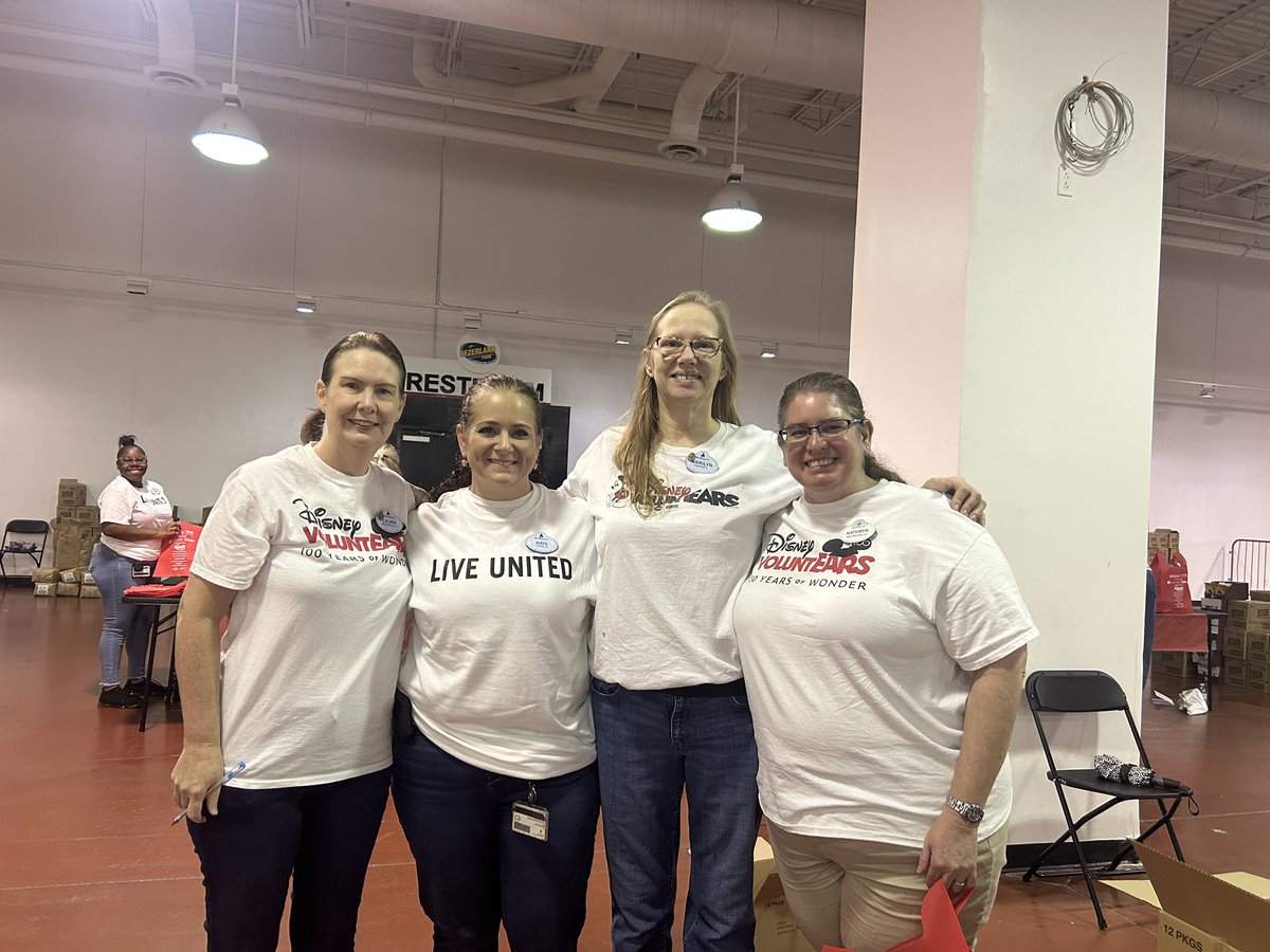 hfuw's tweet photo. Today, we packed 4,000 meal kits with the help of our INCREDIBLE volunteers. This weekend, we’ll distribute them to families in need.  

Thank you to everyone who joined us today to spread joy and gratitude this fall! 🍁 

#LiveUnited https://t.co/4wPIgqYsW5