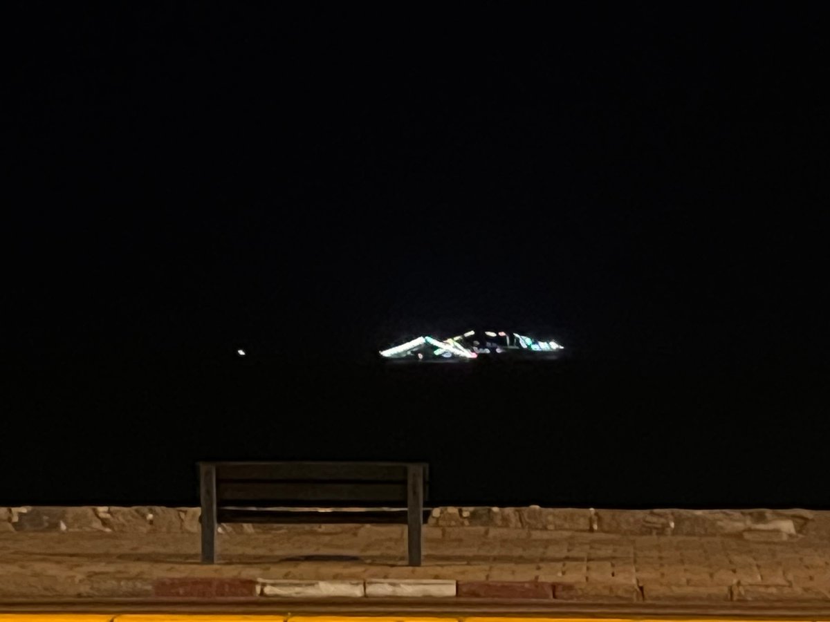 macabasso1's tweet photo. Alguien sabe que son estos barcos luminosos que aparecieron hoy?? 👀 el misterio de la semana https://t.co/vlb27vw2KG