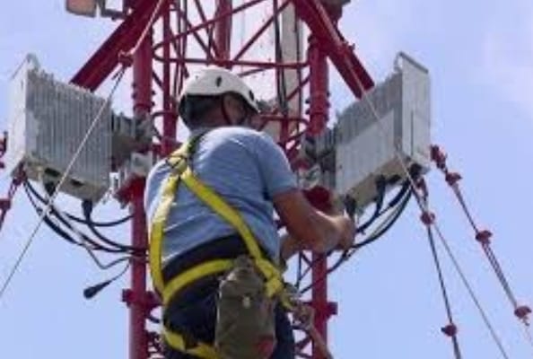 ETECSA continúa su desarrollo : ya tenemos en la capital 2 nuevas radiobases LTE frecuencia 2100 mhz en Zona 21 en Alamar y Sylvain en Víbora Park . Mejora el servicio en ambas zonas !
#Cuba