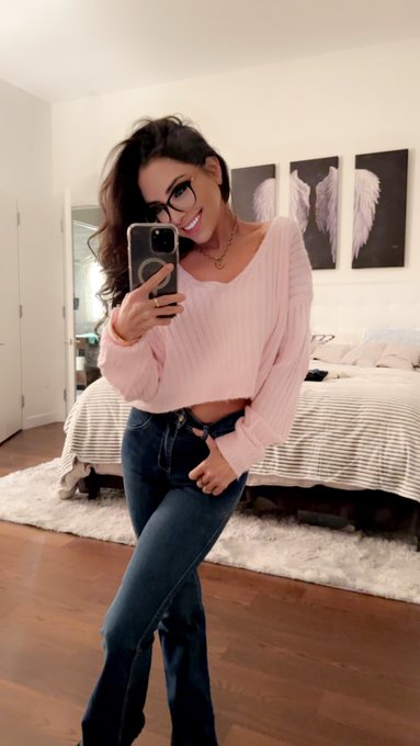 What are you doing tonight? 😊 https://t.co/Jt1GYQLXIQ https://t.co/evcP8hdIvP