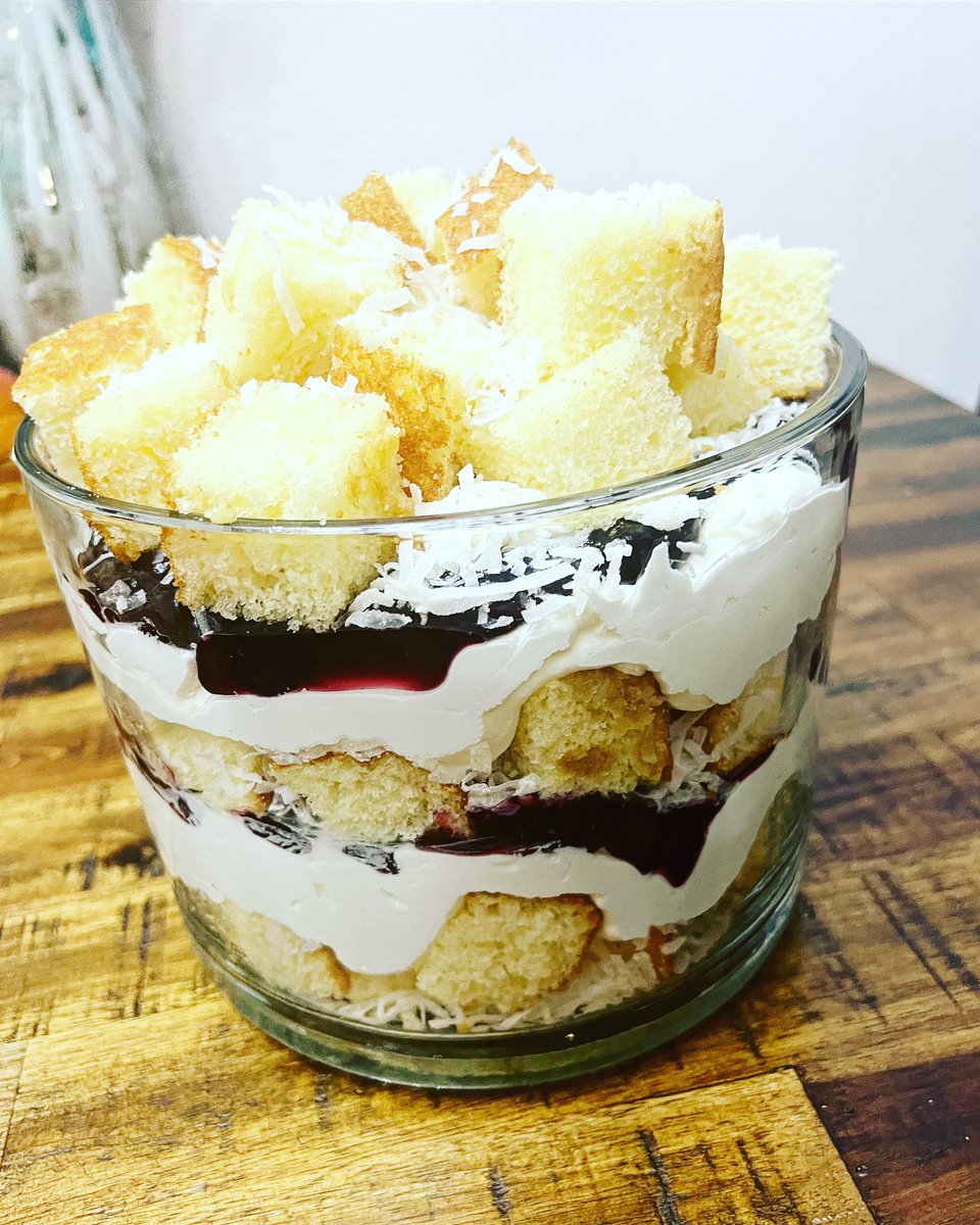 HurstFoodie's tweet photo. Coconut Sponge Cake with a Housemade Blueberry Filling and Coconut Créme #freshcoconutmilk #freshblueberries #spongecake #trifle #cañoncitycolorado #hurstfoodie https://t.co/OrYAZZawS9