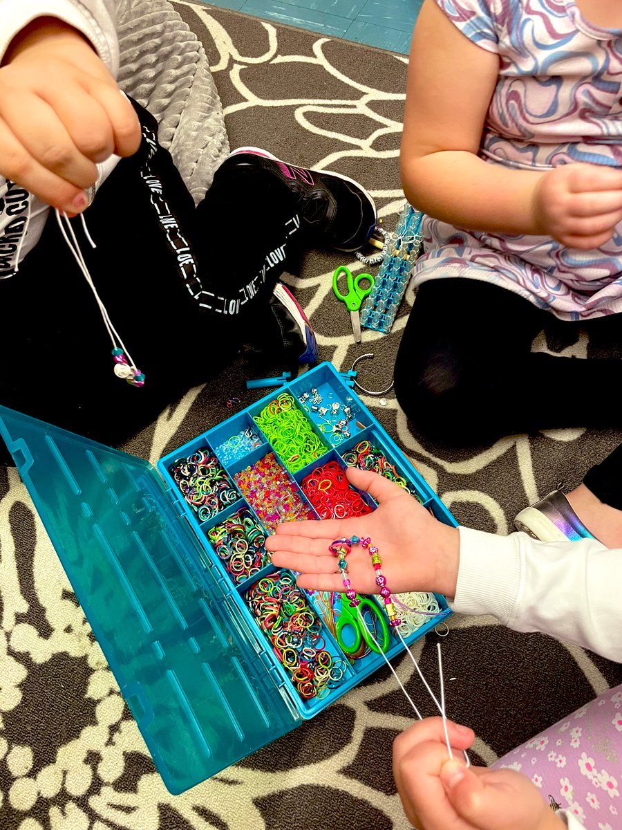LRcounselors's tweet photo. Small group session! Friendship jewelry in the works! 🤗 @lloydroadschool https://t.co/MPlB7XFQlc
