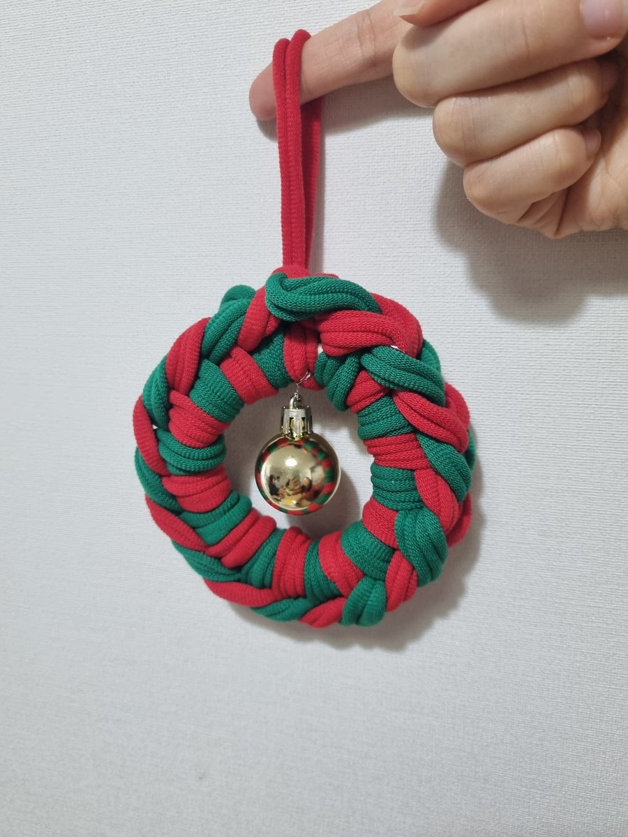 미리 크리스마스 🎄 
버려지는 양말목을 활용해서 만든 크리스마스 리스예요 😀
양말목(빨강,초록)과 장식방울, 맨손만
있으면 곰손도 🐻 만들 수 있는 쉬운 공예!