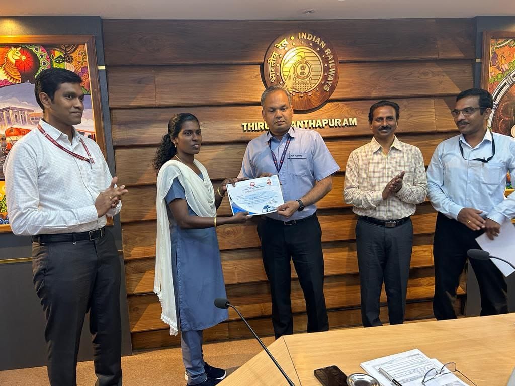 drm_tvc's tweet image. Honouring #SwiftAction and #dedication!  Ms Salini S, Track Mainatainer/GK LC 88  reported a kite hanging on OHE thus avoiding entanglement and train delays. Shri S M Sharma, DRM/TVC facilitated her with certificate and commendation. #SouthernRailway #IndianRailways