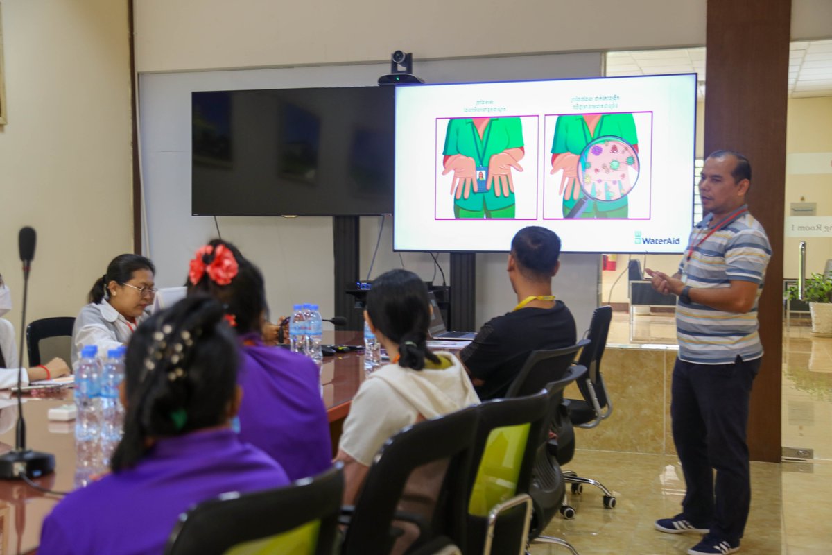 WaterAidCam's tweet photo. Water, sanitation and hygiene (#WASH) refresher training in Factory. 

#WaterSanitationandHygiene | #WASHinFactroy | #BehaviorChange

📷 WaterAid/ Phourngkev Yangny https://t.co/G2Y9SzAEyr