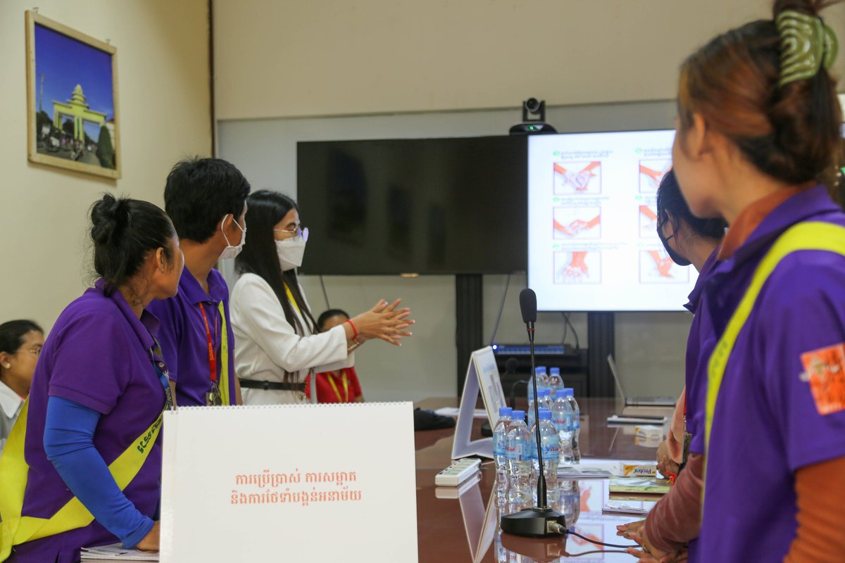 WaterAidCam's tweet photo. Water, sanitation and hygiene (#WASH) refresher training in Factory. 

#WaterSanitationandHygiene | #WASHinFactroy | #BehaviorChange

📷 WaterAid/ Phourngkev Yangny https://t.co/G2Y9SzAEyr