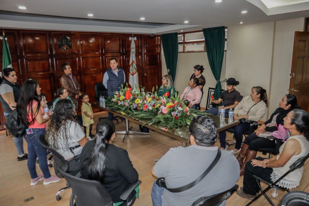 TonoDiazJuarez's tweet photo. Recibí la visita de las y los ciudadanos que están inscritos en los cursos de fomento al autoempleo que se imparten en la Casa de Cultura, a quiénes les refrende mi apoyo para que continúen superándose y conviertan lo aprendido en un noble trabajo. https://t.co/40bc6W37NH