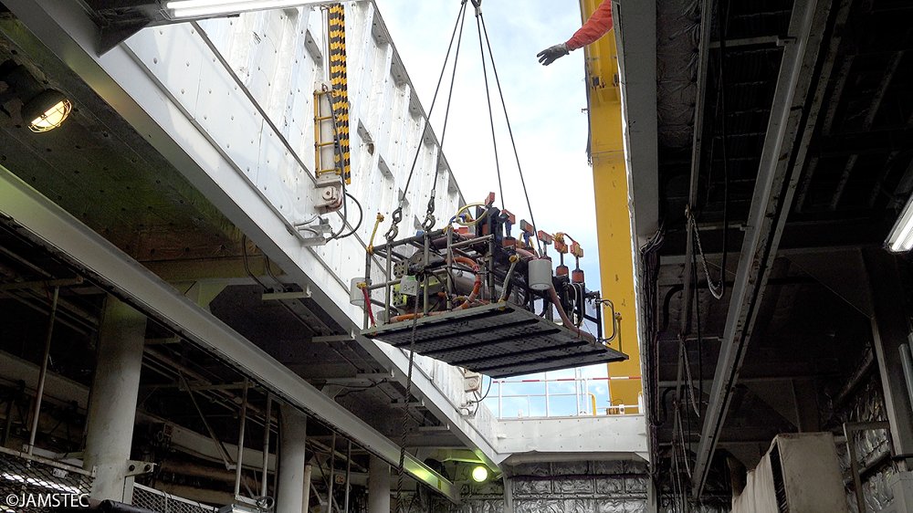 Chikyu_JAMSTEC's tweet photo. 🙄Connect to the #BoreholeObservatory from the ship by an ROV!? 🙄
Downhole sensors interface equipment being lifted from the Core Tech Workshop by a crane. This is to test their connection to the ROV, so...(Go to next post!)
#SeizeSlowSlip #JAMSTEC #Chikyu https://t.co/Qv9HdtbmHE