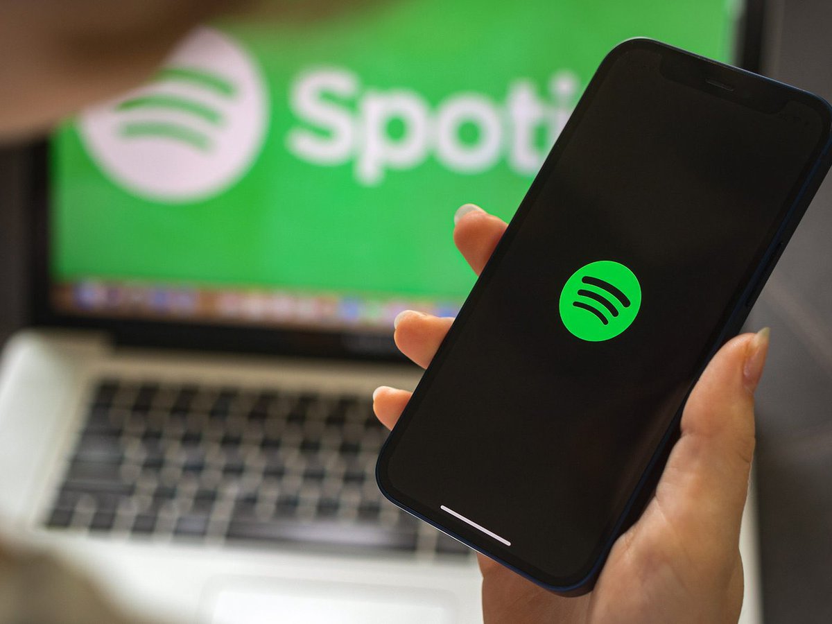 Spotify plans to charge and penalize for “streaming fraud”

The platform will financially penalize labels or distributors when it finds that more than 90% of streams on a song are fraudulent, charging 10 euros per offending track.