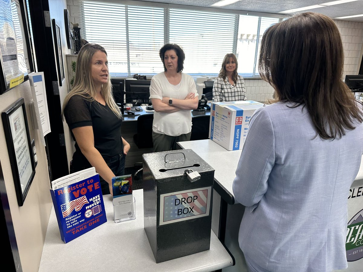 LGHendersonUtah's tweet photo. Our team delivered boxes of gloves, Narcon, and testing strips to county clerk offices today.

Utahns deserve to have well-run elections, and the people who run them deserve to be safe!

Election Day is Nov. 21. More info at https://t.co/jYavxtQIxb.

Don’t forget to vote! 🗳️🇺🇸 https://t.co/r47KNlO16T
