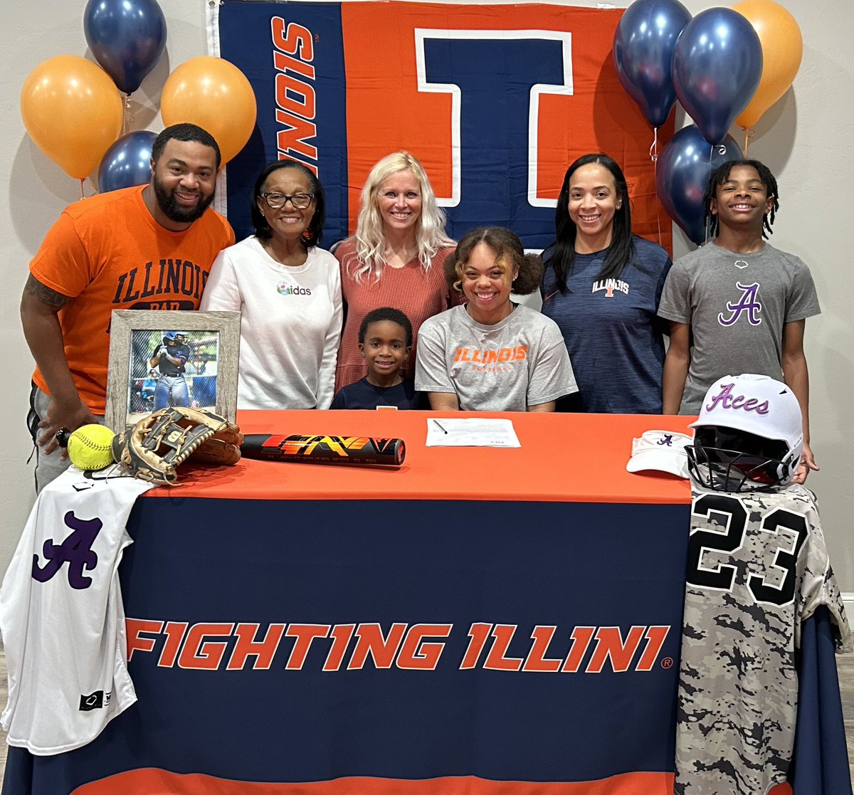 💜♾️🧡 😇🖊️ 𝓢𝓲𝓰𝓷𝓮𝓭 @IlliniSB #FamiLLy thank U to my Coach, my mentor my friend! Grimace aka @STayTaylor18 thank U @rktaylor12 as well for everything you guys have done for me in my journey. Can’t wait to be a ILLINI! @TyraPerry13 @Ltrout07 @Coach_Veee @sickelssydney21