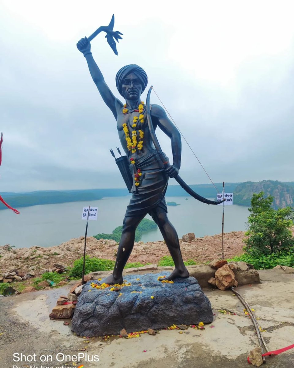 कौन समझ पाया है आज तक हमें,
हम एक मात्र पेड़ लगाने वाले नहीं हम पूरे जल जंगल जमीन की लड़ाई लड़ने वाले के वारिस है!!
#राष्ट्रीय_आदिवासी_स्वाभिमान_दिवस