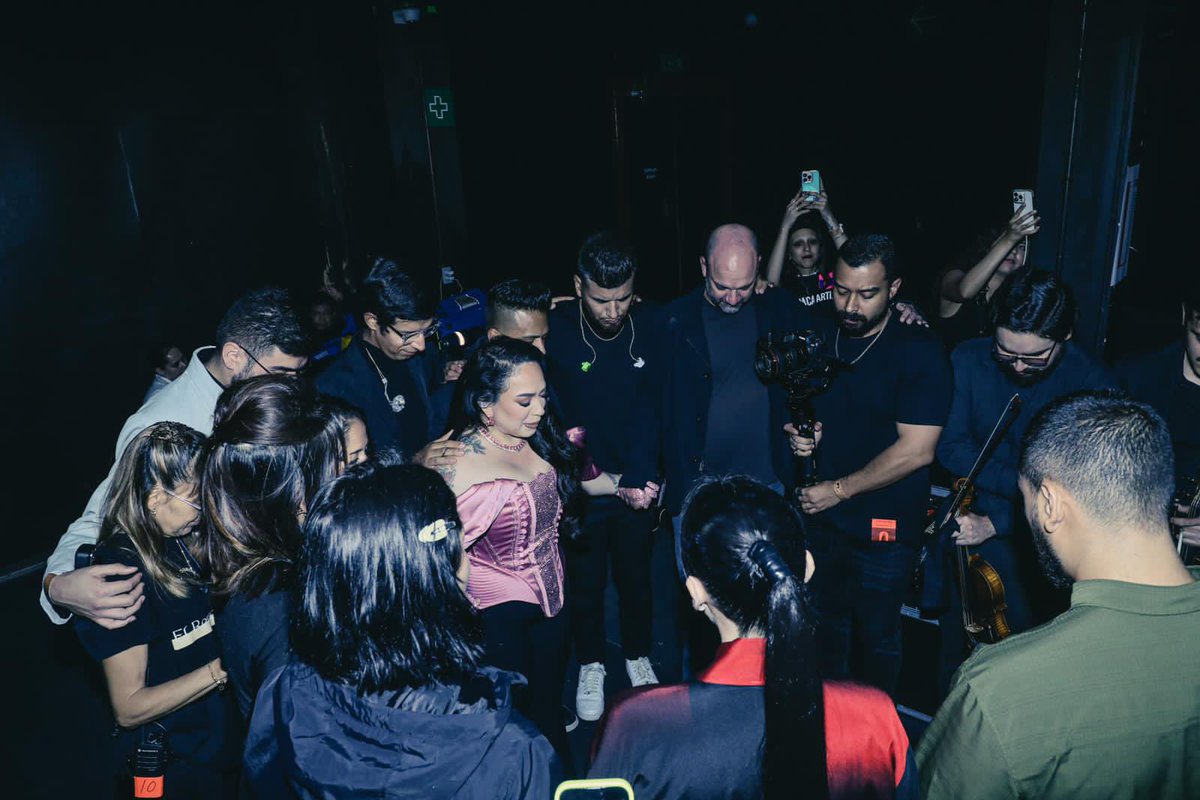 CarlaMorrisonmx's tweet photo. Prepararnos para el #AuditorioNacional fue muy emocionante porque era el final de #ElRenacimientoTour, en un lugar icónico donde mi público más grande, el que me puso en lo más alto desde el día 1, México me iba a acompañar! Me aseguré de que fuera súper especial, con invitadas súper especiales, con un corset especialmente para esa noche y arreglos y momentos que fueran inolvidables, tenía tantas ganas de que fuera lo más especial para todos los que vendrían esa noche….